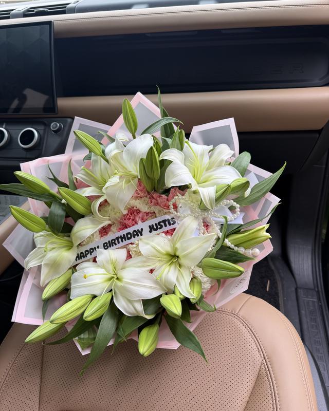 Lirio Blanco by Blooms x Mel — White lilies over pink and cream carnations with pearls, full of buds that keep opening for days