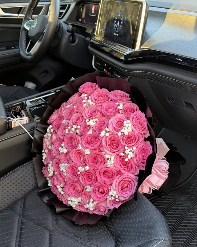 Rosa Buchona by Blooms x Mel — Pink roses tucked with baby's breath in a black wrap