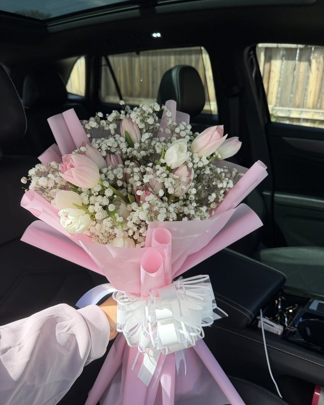 Tulipán Rosa by Blooms x Mel — Soft pink and white tulips in a cloud of baby's breath, wrapped in pink
